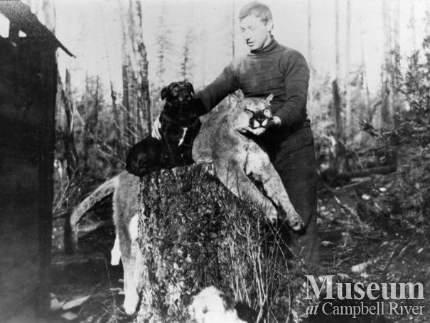 Herbert Pidcock with dog and dead cougar