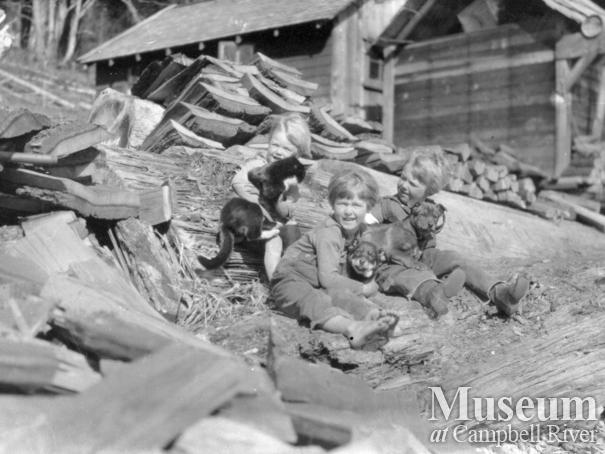 August and Zaida Schnarr's daughters at their homestead