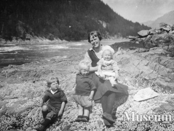 Zaida Schnarr and daughters at Stuart Island