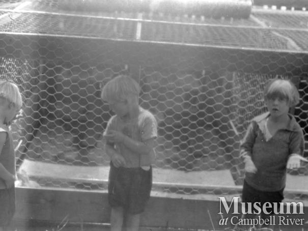 August and Zaida Schnarr's daughters in front of cages
