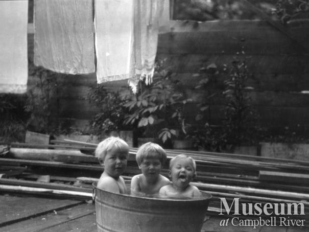 August and Zaida Schnarr's daughters having a bath