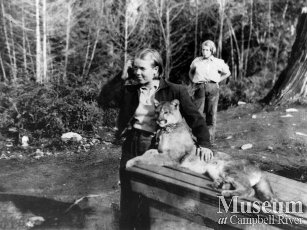 Schnarr girls with their pet cougar