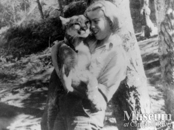Pearl Schnarr with pet cougar, Girlie
