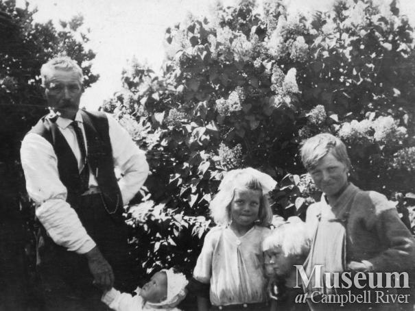 Hans Hansen of Port Neville with his children