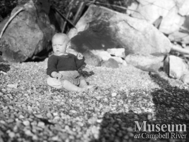 August and Zaida Schnarr's daughter on beach